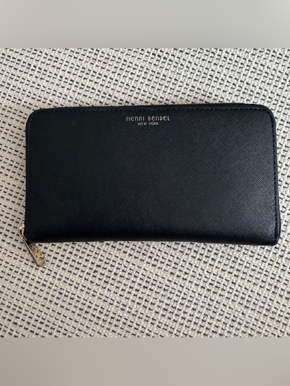 Vintage Henri Bendel NY Black Saffiano Leather Zip-Around Wallet